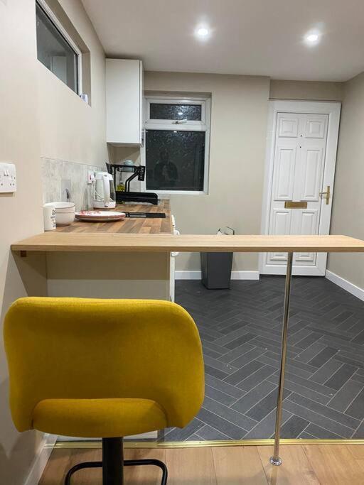 A Spacious Double Bed Studio Stoke-on-Trent Экстерьер фото