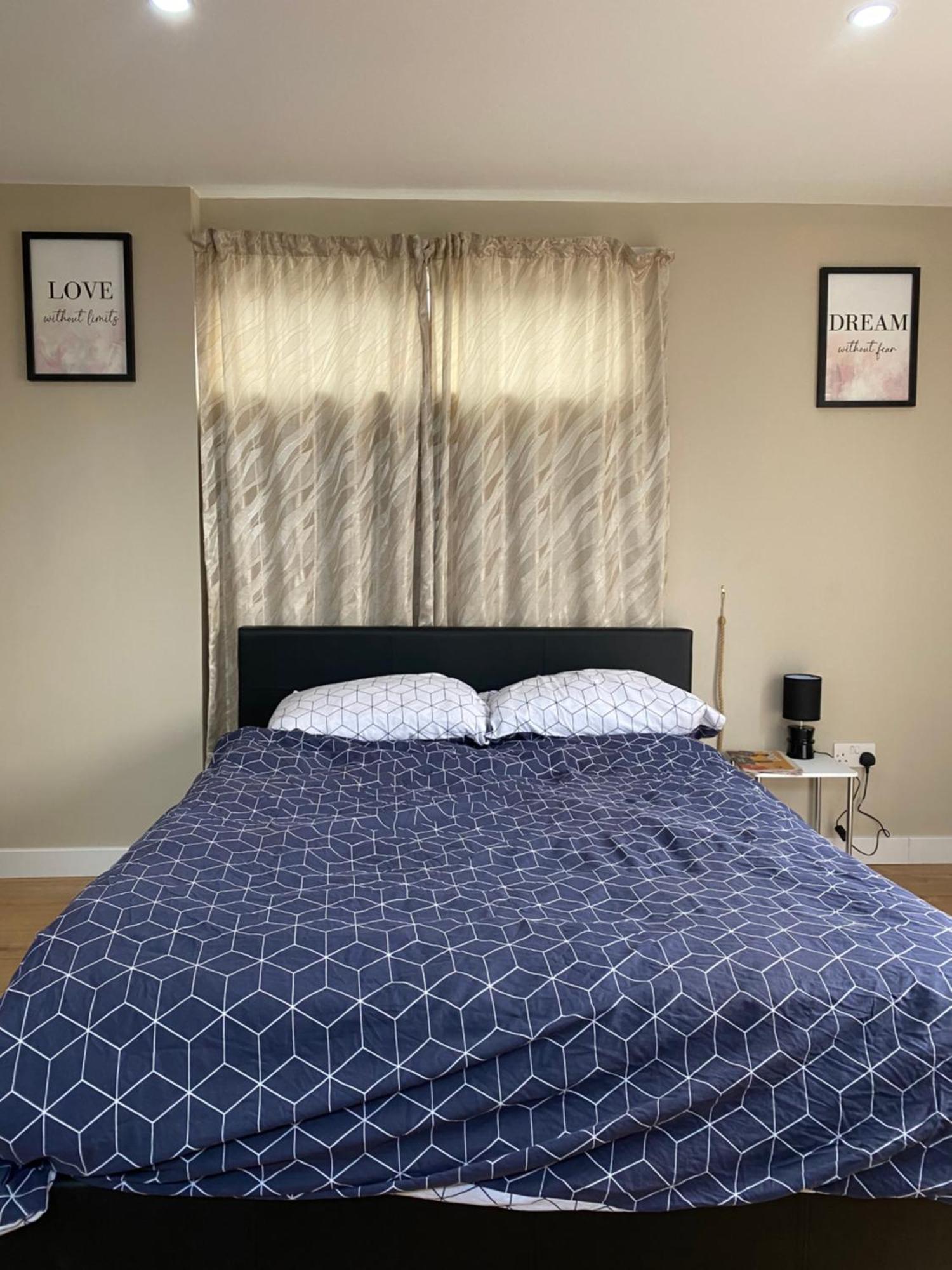 A Spacious Double Bed Studio Stoke-on-Trent Экстерьер фото